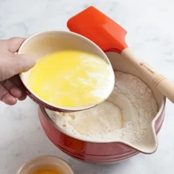 Bol Cerámico Con Asa Y Pico Vertedor De Le Creuset -Le Creuset Ventas Bol ceramico con asa y pico vertedor de Le Creuset 1