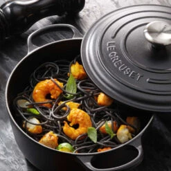 Cocotte Redonda Baja Signature Le Creuset -Le Creuset Ventas COCOTTE REDONDA BAJA NEGRA 3
