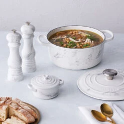 Cocotte De Hierro White Marble Le Creuset (Edición Limitada) -Le Creuset Ventas Cocotte redonda 24 cm Marble de Le Creuset Edicion Limitada d5bd8258 46cb 4721 8830 d8f0c9eee21f