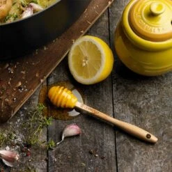 Bote Para Miel Con Tapa Y Cuchara 10 Cm - Cerámica De Gres - Le Creuset -Le Creuset Ventas bote para miel con tapa y espatula cer mica de gres le creuset.jpg3