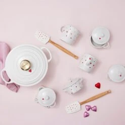 Espátula Craft Media Con Mango De Madera 29 Cm Blanca Corazones L'Amour - Silicona - Le Creuset -Le Creuset Ventas cocotte redonda 22 cm blanca corazones hierro fundido le creuset 3