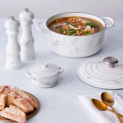 Cocotte De Hierro White Marble Le Creuset (Edición Limitada) -Le Creuset Ventas marble collection le creuset b54cc452 42d7 47dd 94a4 663b96df6779