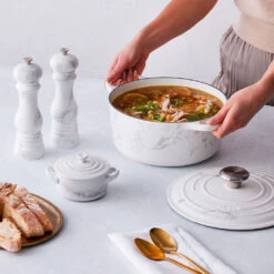 Cocotte De Hierro White Marble Le Creuset (Edición Limitada) -Le Creuset Ventas marble coocotte