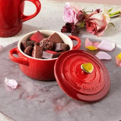 Mini Cocotte Pomo Dorado Le Creuset -Le Creuset Ventas mini cocotte mango corazon le creuset