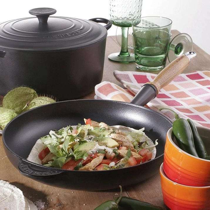 Sartén Baja Con Mango De Madera 28 Cm - Hierro Fundido - Le Creuset 3 Sartén Baja Con Mango De Madera 28 Cm - Hierro Fundido - Le Creuset - Imagen 3