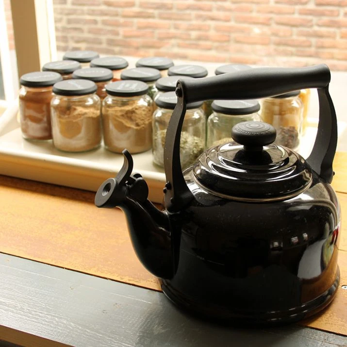 Tetera Tradición Negra 2,10 Litros - Acero Esmaltado - Le Creuset 2 Tetera Tradición Negra 2,10 Litros - Acero Esmaltado - Le Creuset - Imagen 2